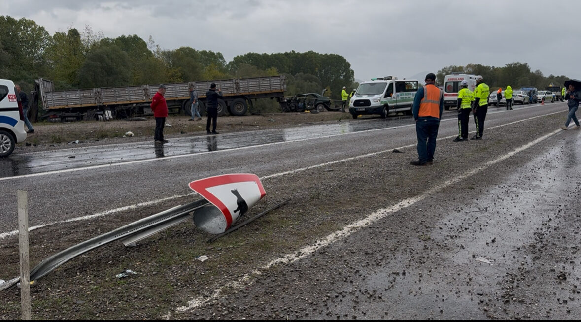 Bartın'da otomobil ile tırın çarpışması sonucu karı koca hayatını kaybetti,