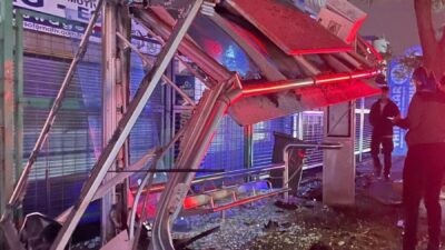 İstanbul Başakşehir'de otomobilin otobüs durağına çarptığı kazada 1 kişi yaralandı.