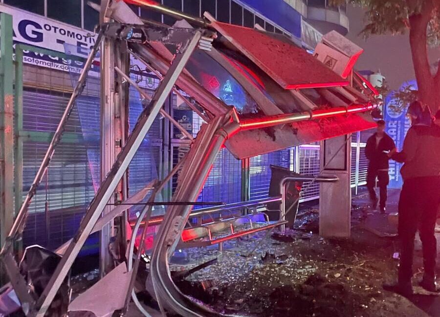 İstanbul Başakşehir'de otomobilin otobüs durağına çarptığı kazada 1 kişi yaralandı.