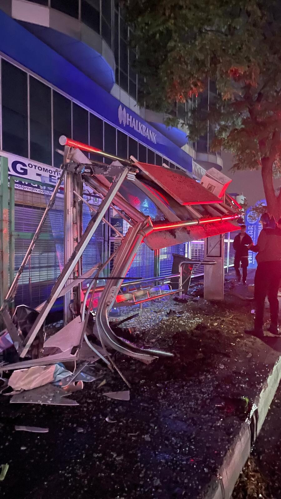 İstanbul Başakşehir'de otomobilin otobüs durağına çarptığı kazada 1 kişi yaralandı.