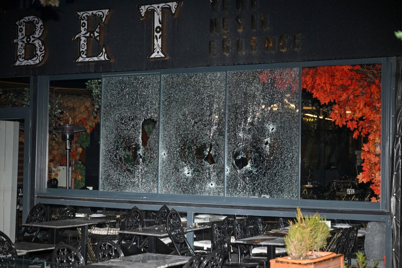 Ankara'nın Yenimahalle ilçesindeki bir iş yeri motosikletli 2 kişi tarafından