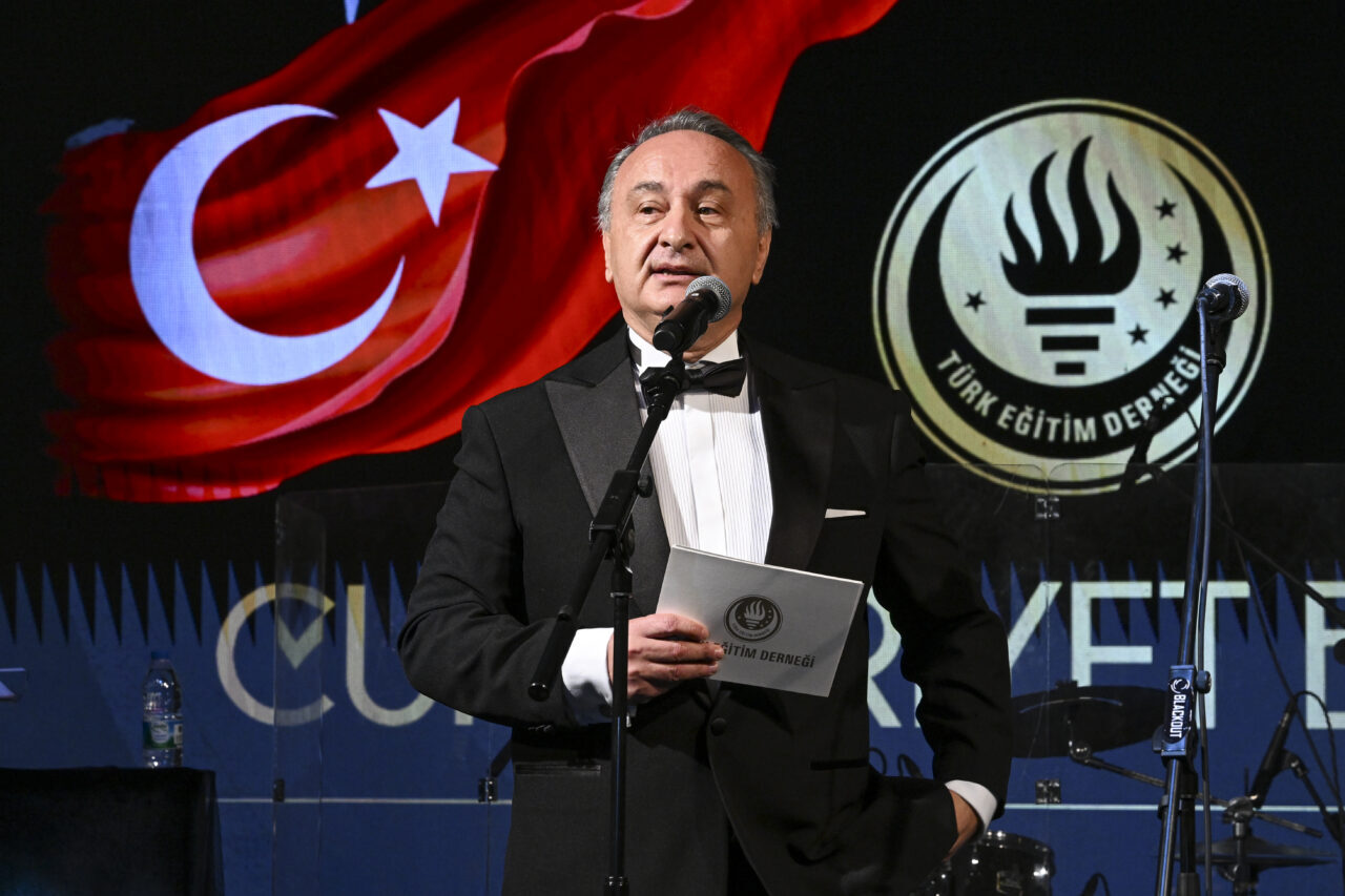  Başkentte Cumhuriyet'in kuruluşunun 102. yıl dönümü dolayısıyla Türk Eğitim Derneği