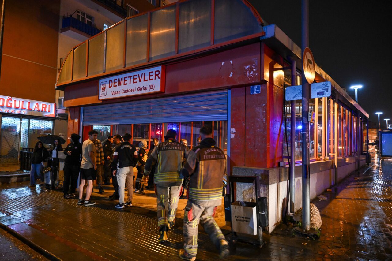  Ankara'nın Yenimahalle ilçesindeki Demetevler Metro istasyonunda yükselen dumanlar paniğe neden