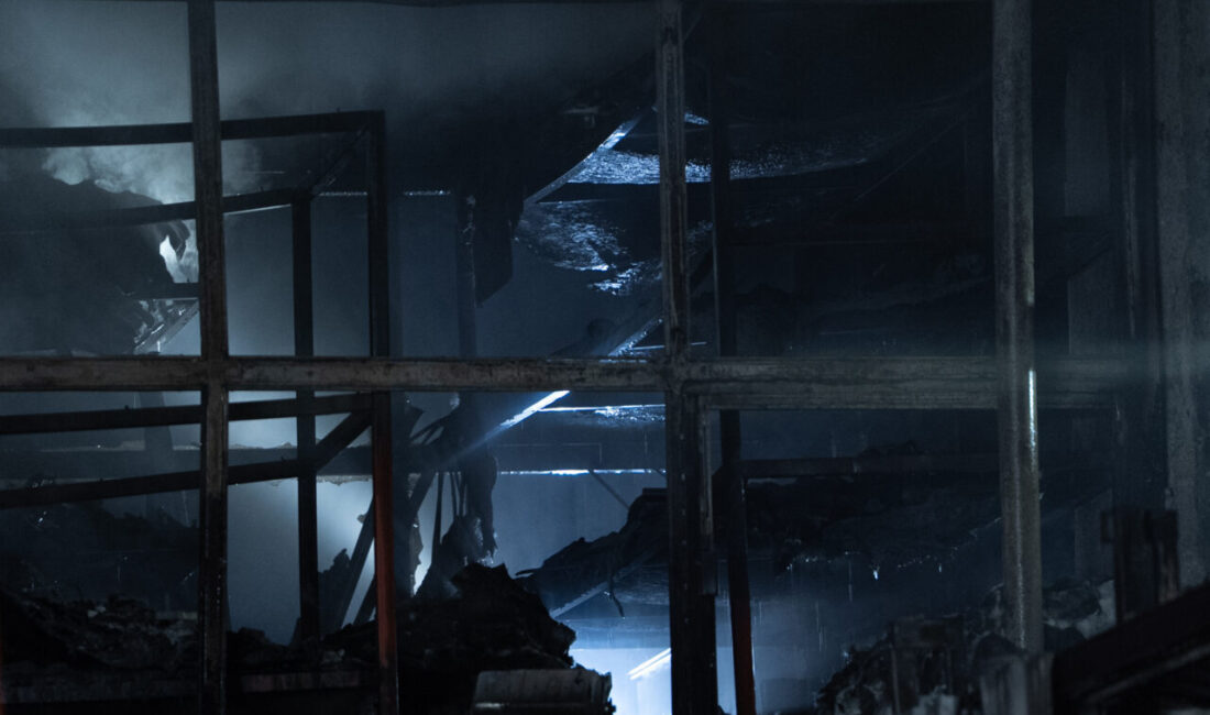  Başkent Ankara'da bir oto tamir dükkanında çıkan yangın, itfaiye ekiplerince