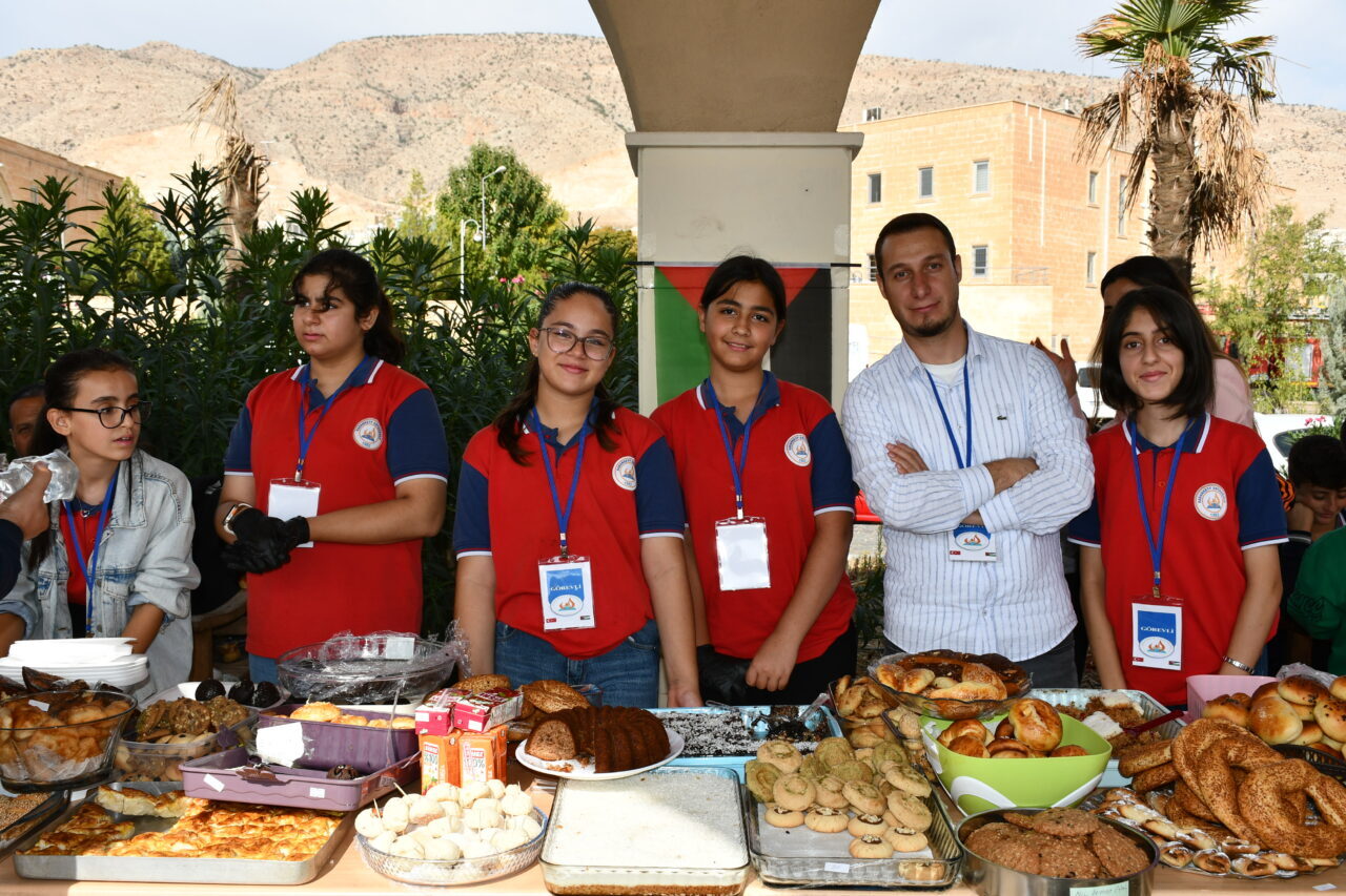 Batman'ın Hasankeyf ilçesinde tüm okulların desteğiyle Gazze yararına kermes düzenlendi.