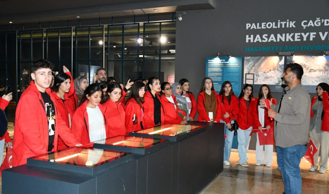  Batman Emniyet Müdürlüğünce Cumhuriyet'in 102'nci yılı etkinlikleri kapsamında 102 öğrenciye