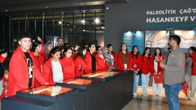  Batman Emniyet Müdürlüğünce Cumhuriyet'in 102'nci yılı etkinlikleri kapsamında 102 öğrenciye