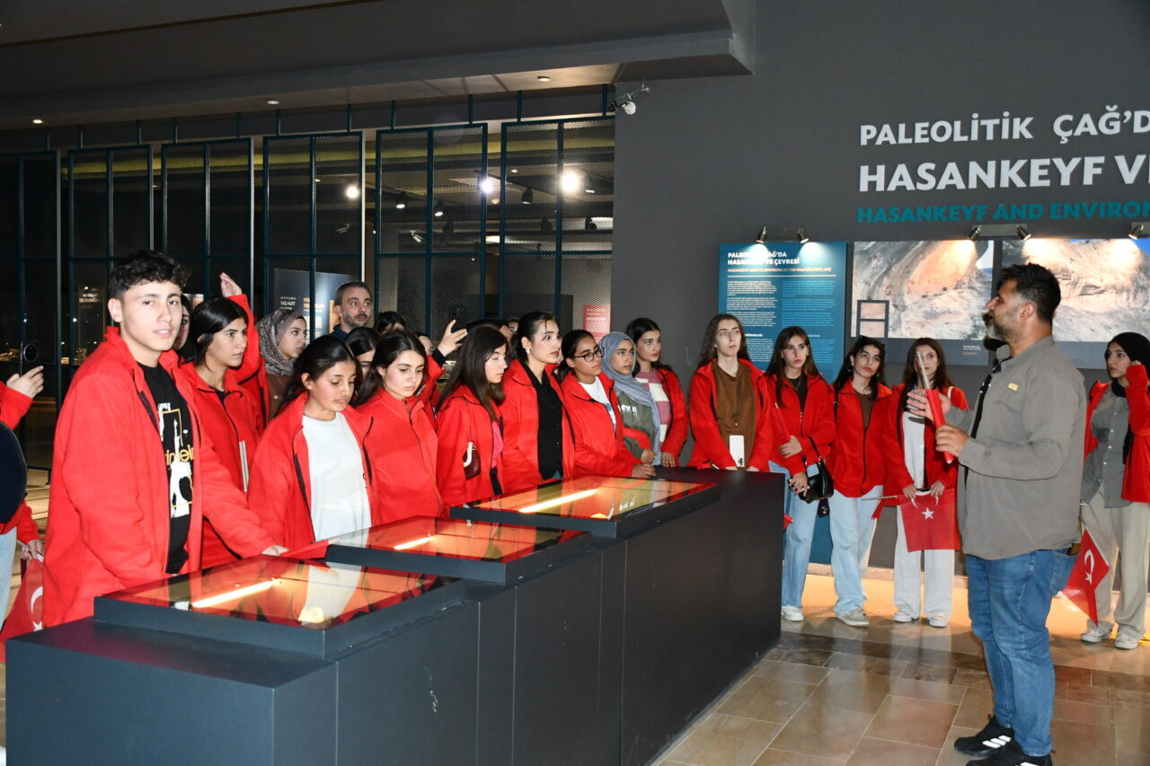  Batman Emniyet Müdürlüğünce Cumhuriyet'in 102'nci yılı etkinlikleri kapsamında 102 öğrenciye