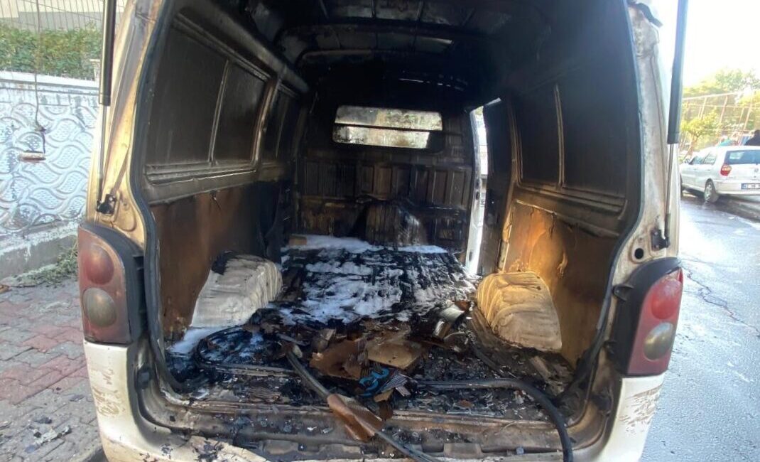 Batman'da park halindeyken alev alan panelvan kullanılamaz hale geldi.