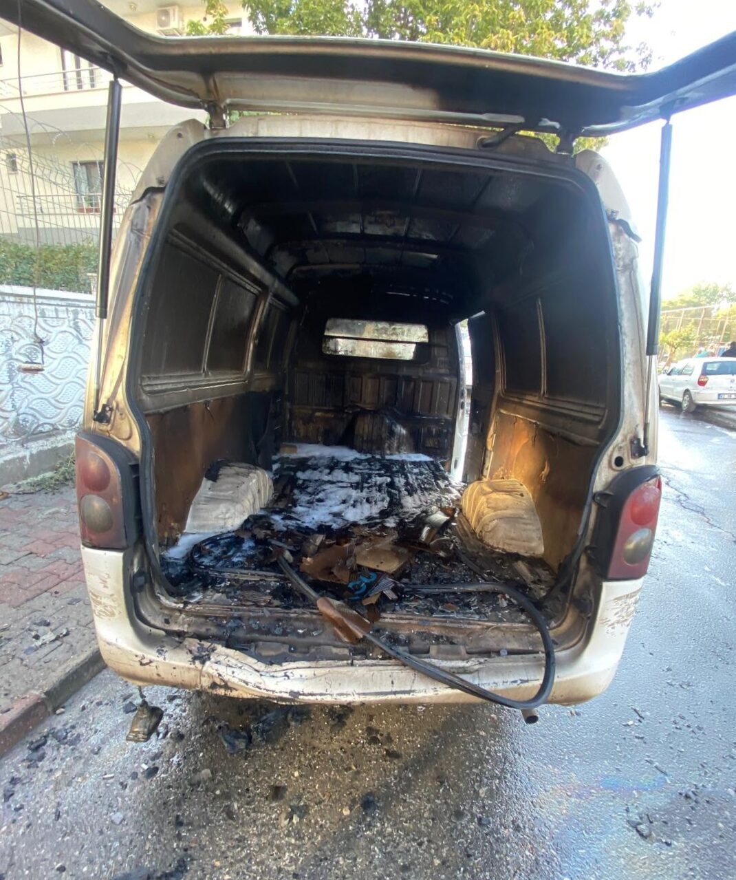 Batman'da park halindeyken alev alan panelvan kullanılamaz hale geldi.