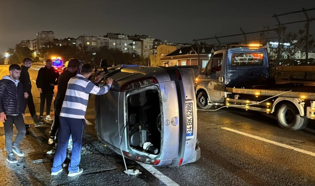 İstanbul'un ilçesi Bayrampaşa'da 3 aracın karıştığı zincirleme trafik kazası nedeniyle trafik