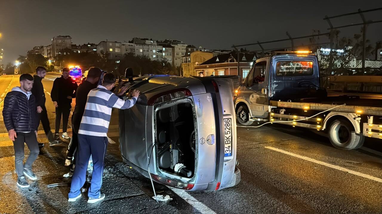 İstanbul'un ilçesi Bayrampaşa'da 3 aracın karıştığı zincirleme trafik kazası nedeniyle trafik