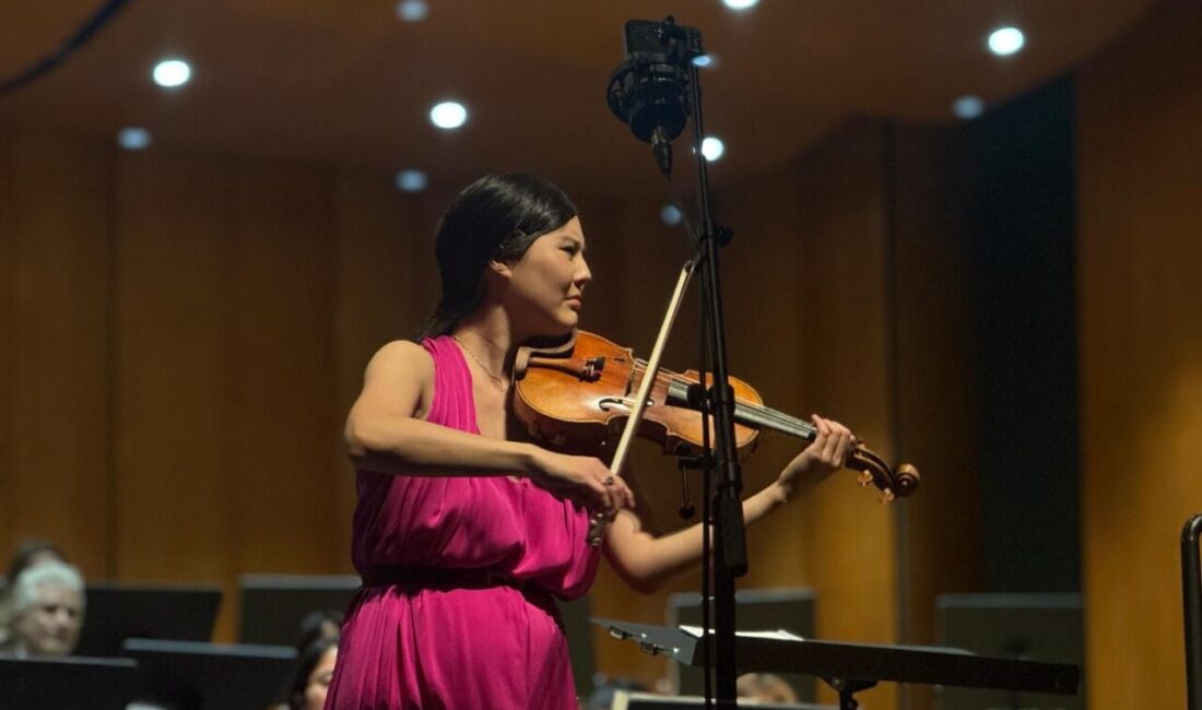 Bursa Bölge Devlet Senfoni Orkestrasının (BBDSO), "Sezon Açılış Konseri"nde keman