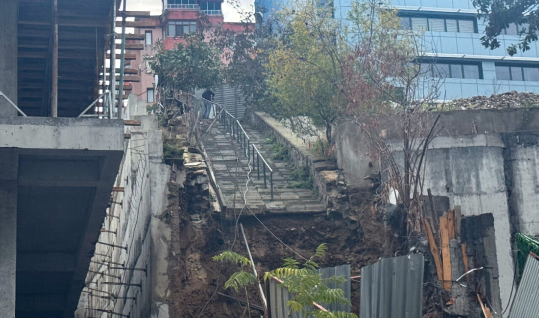  İstanbul'un Beşiktaş ilçesinde, etkili yağışın ardından inşaatı süren binanın istinat