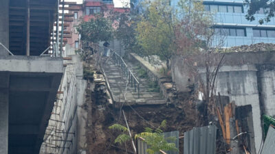  İstanbul'un Beşiktaş ilçesinde, etkili yağışın ardından inşaatı süren binanın istinat