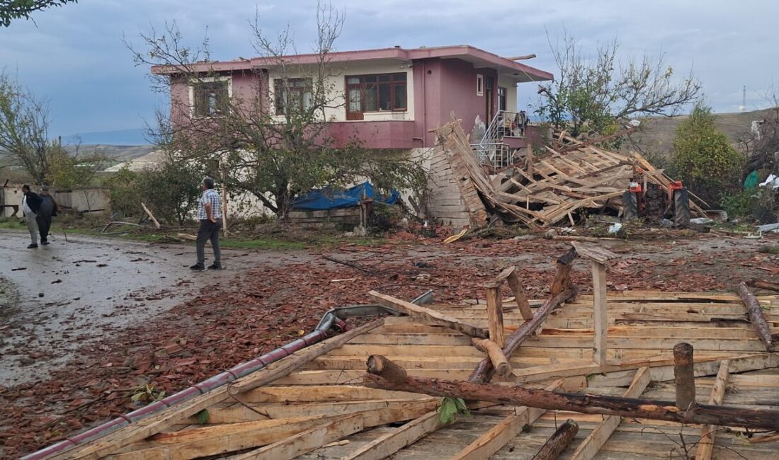 Ankara'nın Beypazarı ilçesinde etkili olan hortum, bazı ev ve ağıllarda