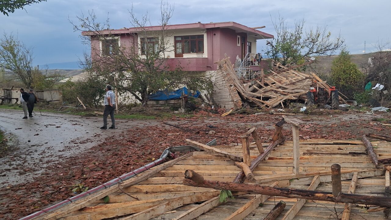 Ankara'nın Beypazarı ilçesinde etkili olan hortum, bazı ev ve ağıllarda
