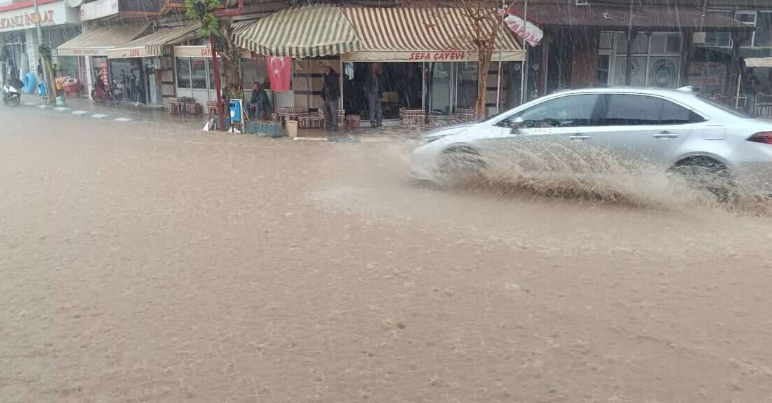  Bilecik'in Pazaryeri ilçesinde şiddetli sağanak yaşamı olumsuz etkiledi.