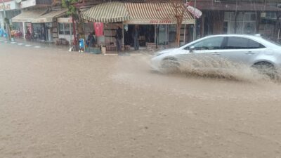  Bilecik'in Pazaryeri ilçesinde şiddetli sağanak yaşamı olumsuz etkiledi.