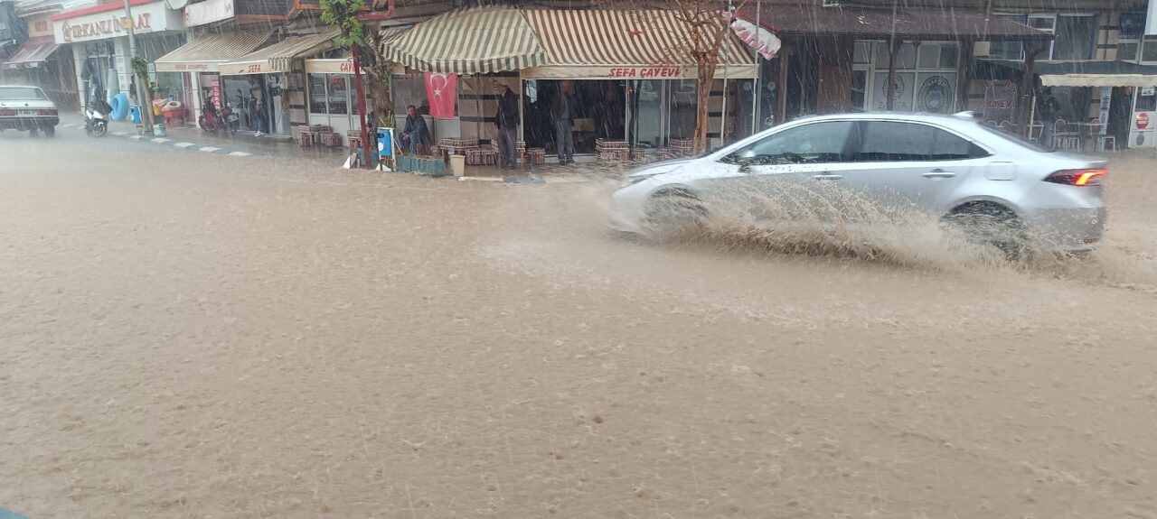  Bilecik'in Pazaryeri ilçesinde şiddetli sağanak yaşamı olumsuz etkiledi.