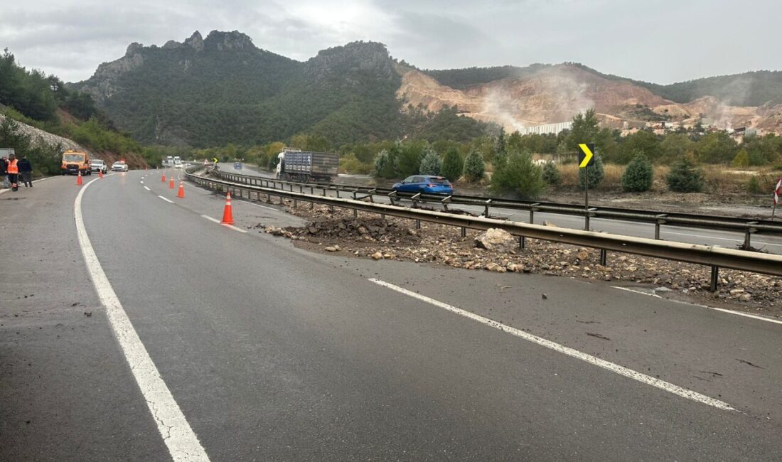 Bilecik'te etkili olan şiddetli yağış nedeniyle Osmaneli ilçesini Sakarya'ya bağlayan