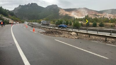 Bilecik'te etkili olan şiddetli yağış nedeniyle Osmaneli ilçesini Sakarya'ya bağlayan