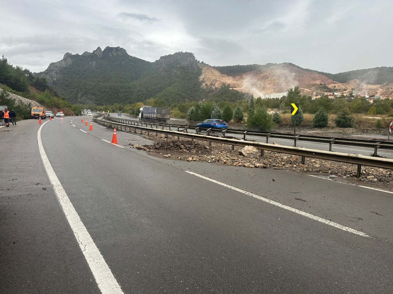 Bilecik'te etkili olan şiddetli yağış nedeniyle Osmaneli ilçesini Sakarya'ya bağlayan