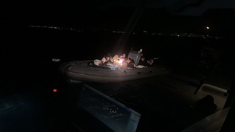 Muğla'nın Bodrum ilçesi açıklarında 24 düzensiz göçmen yakalandı, 19 düzensiz