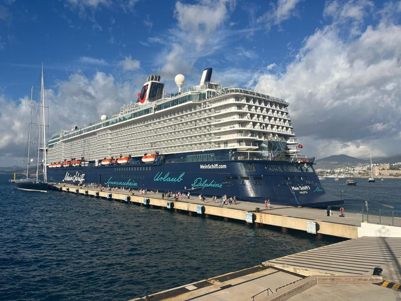 Muğla'nın Bodrum ilçesine "Mein Schiff 5" kruvaziyeriyle 2 bin 716