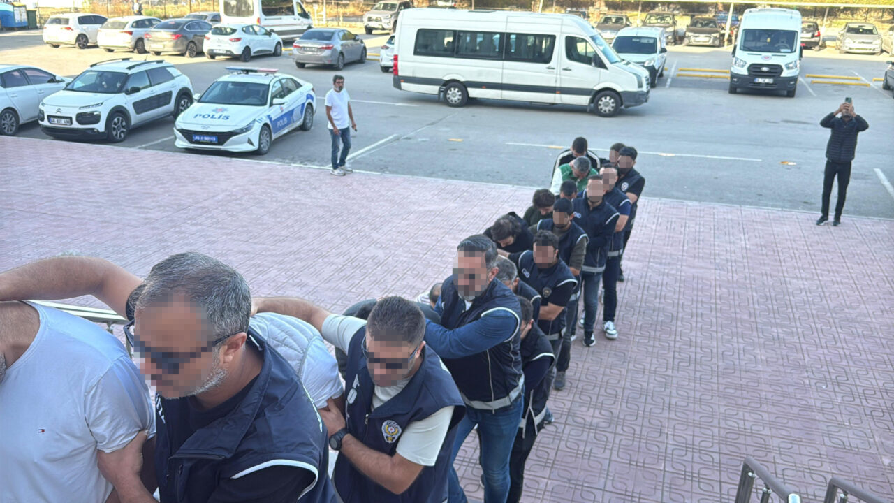  Muğla'nın Bodrum ilçesi açıklarında lastik botun batması sonucu 16 düzensiz