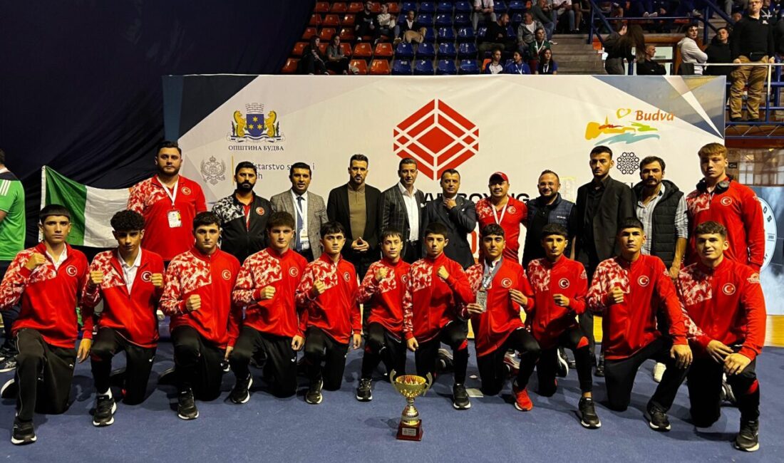 Karadağ'da düzenlenen 15 Yaş Altı Avrupa Boks Şampiyonası'nda milli sporcular,
