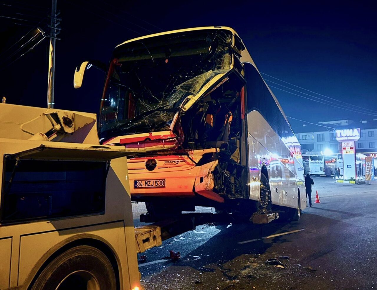 D-100 kara yolu Bolu Dağı geçişinde tır ile yolcu otobüsünün