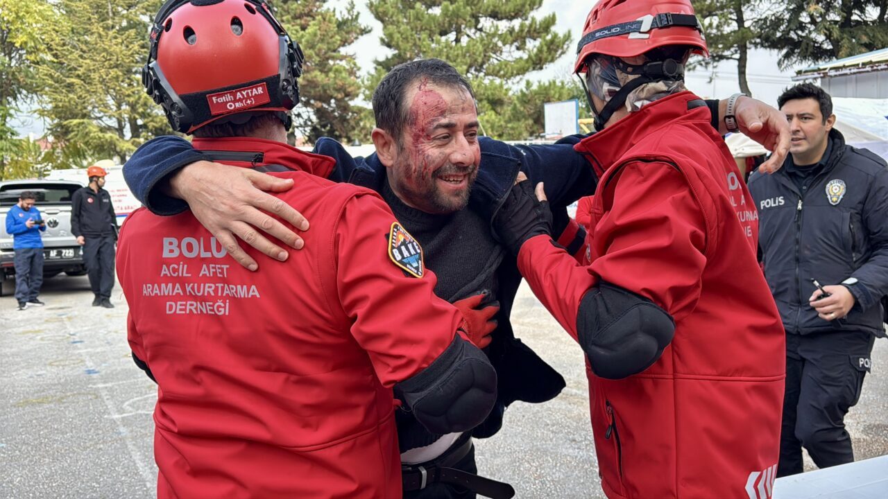 Bolu'da 5,8 büyüklüğündeki deprem senaryosuna dayanan tatbikat gerçekleştirildi.