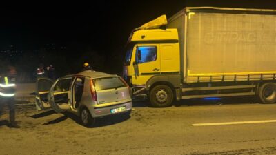  Bolu'da kamyonla çarpışan otomobilin sürücüsü hayatını kaybetti.