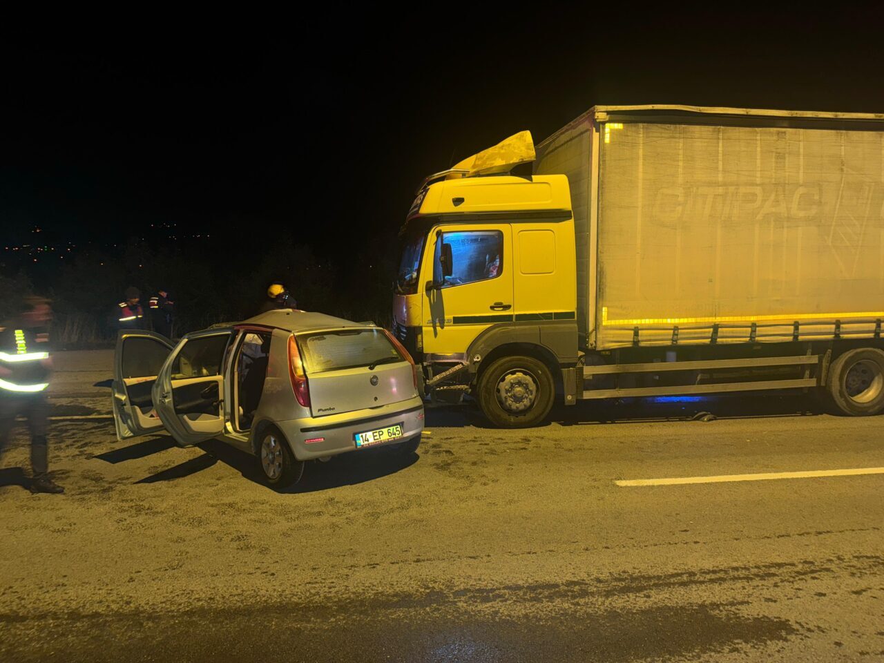  Bolu'da kamyonla çarpışan otomobilin sürücüsü hayatını kaybetti.