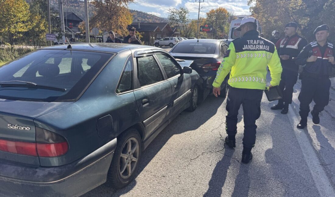 Bolu Abant Gölü Milli Parkı kara yolunda 3 otomobilin çarpıştığı