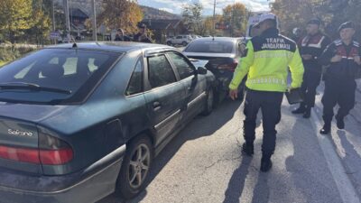 Bolu Abant Gölü Milli Parkı kara yolunda 3 otomobilin çarpıştığı