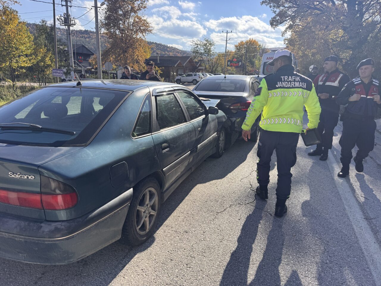 Bolu'da zincirleme trafik kazasında 3 kişi yaralandı. 
Paraphrasing: Bolu’da ardışık trafik kazasında 3 kişi yaralandı.