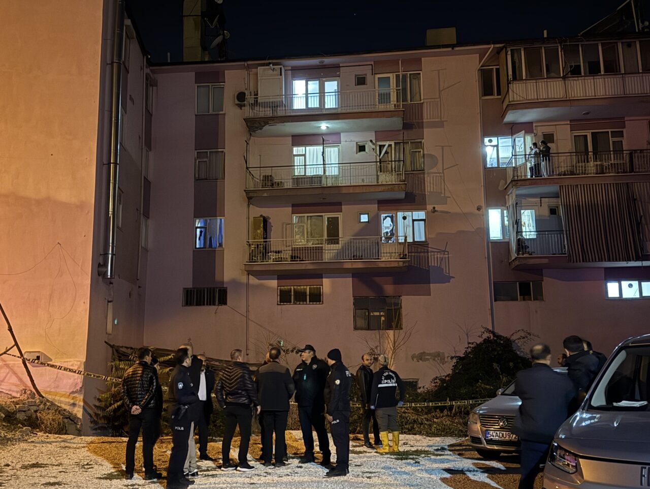 Burdur'da anten tamir etmek için apartmanın çatısına çıkan kişi yaşamını