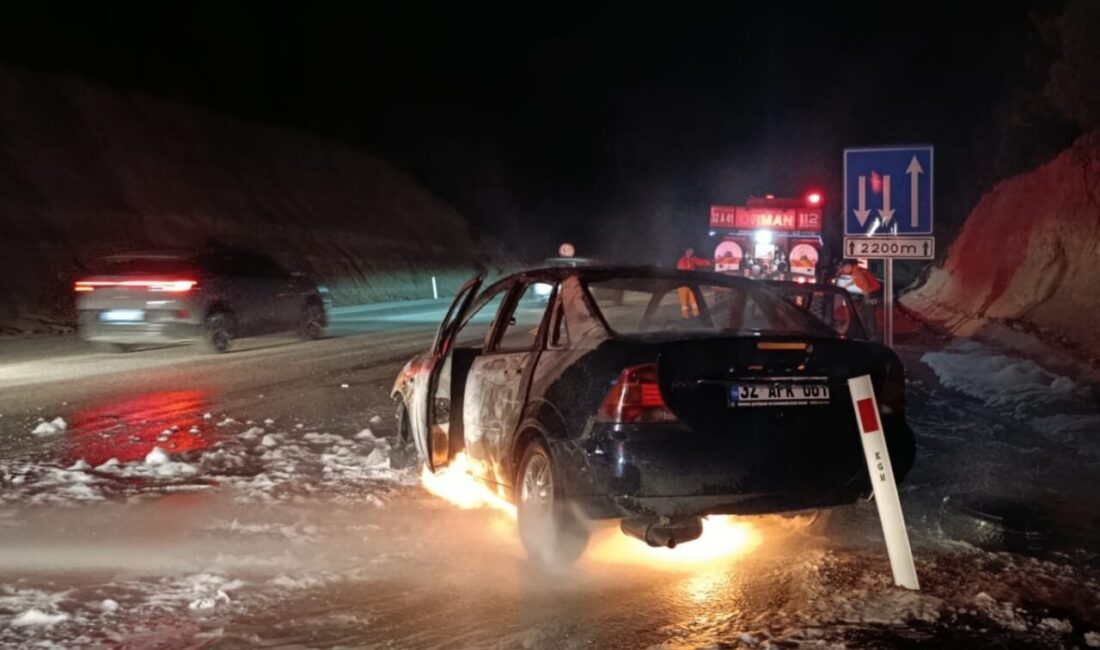 Burdur'un Bucak ilçesinde otomobilde çıkan yangın itfaiye ekiplerince söndürüldü.