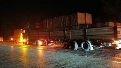 Burdur'un Bucak ilçesinde otomobille tırın çarpışması sonucu 1 kişi hayatını