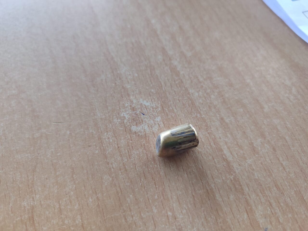 Bursa'nın Osmangazi ilçesindeki Demirtaş-Panayır minibüs duraklarının bekleme alanındaki çatıya yorgun