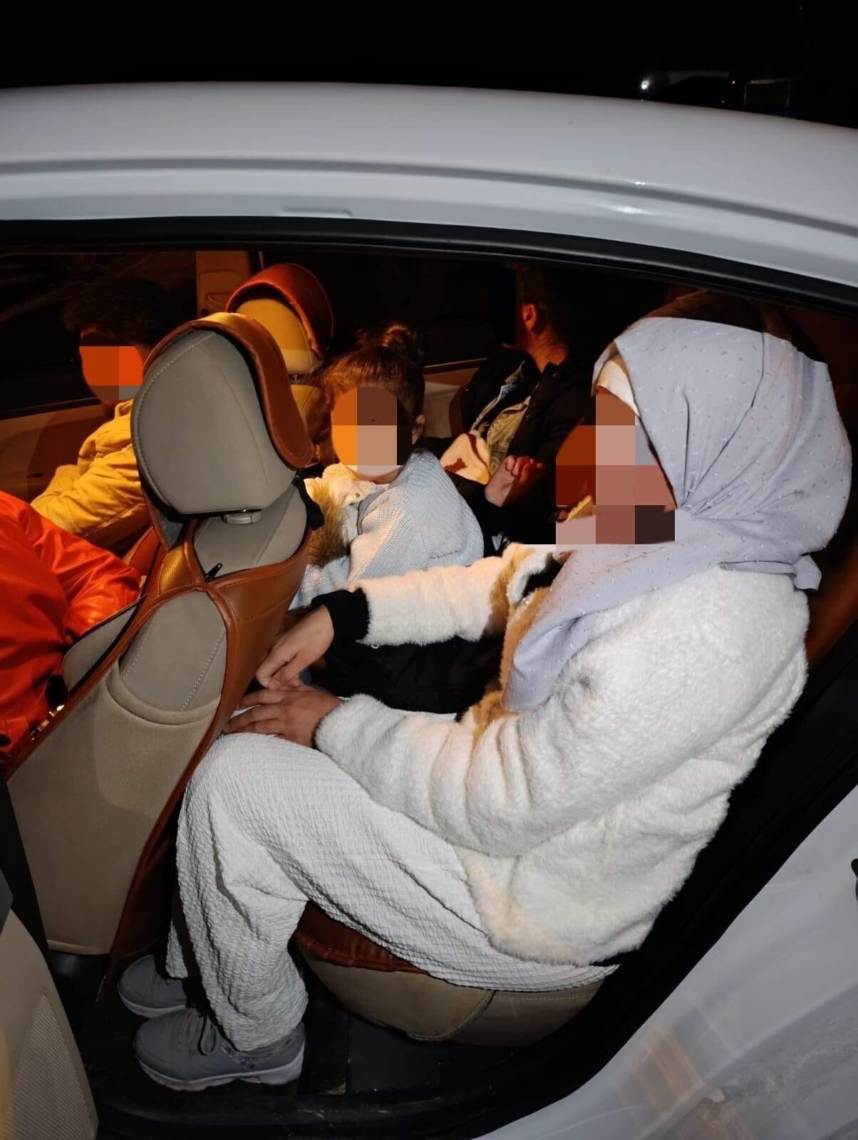 Bursa'da, 5 yabancı uyrukluyu araçla İstanbul'dan İzmir'e götüren şüpheli tutuklandı.