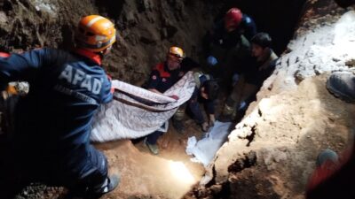 Bursa'nın Mudanya ilçesinde kanalizasyon hattını kepçeyle açtıkları sırada meydana gelen
