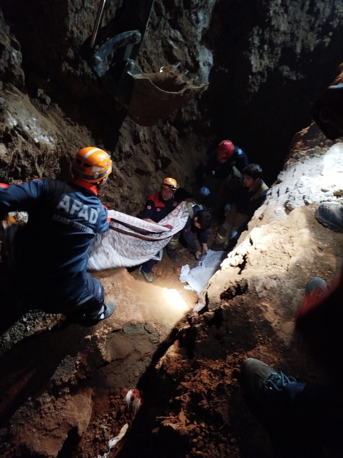 Bursa'nın Mudanya ilçesinde kanalizasyon hattını kepçeyle açtıkları sırada meydana gelen
