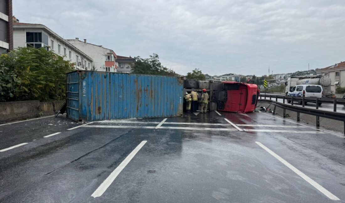 İstanbul'da D-100 kara yolu Büyükçekmece mevkisinde kontrolden çıkan tırın devrilmesi