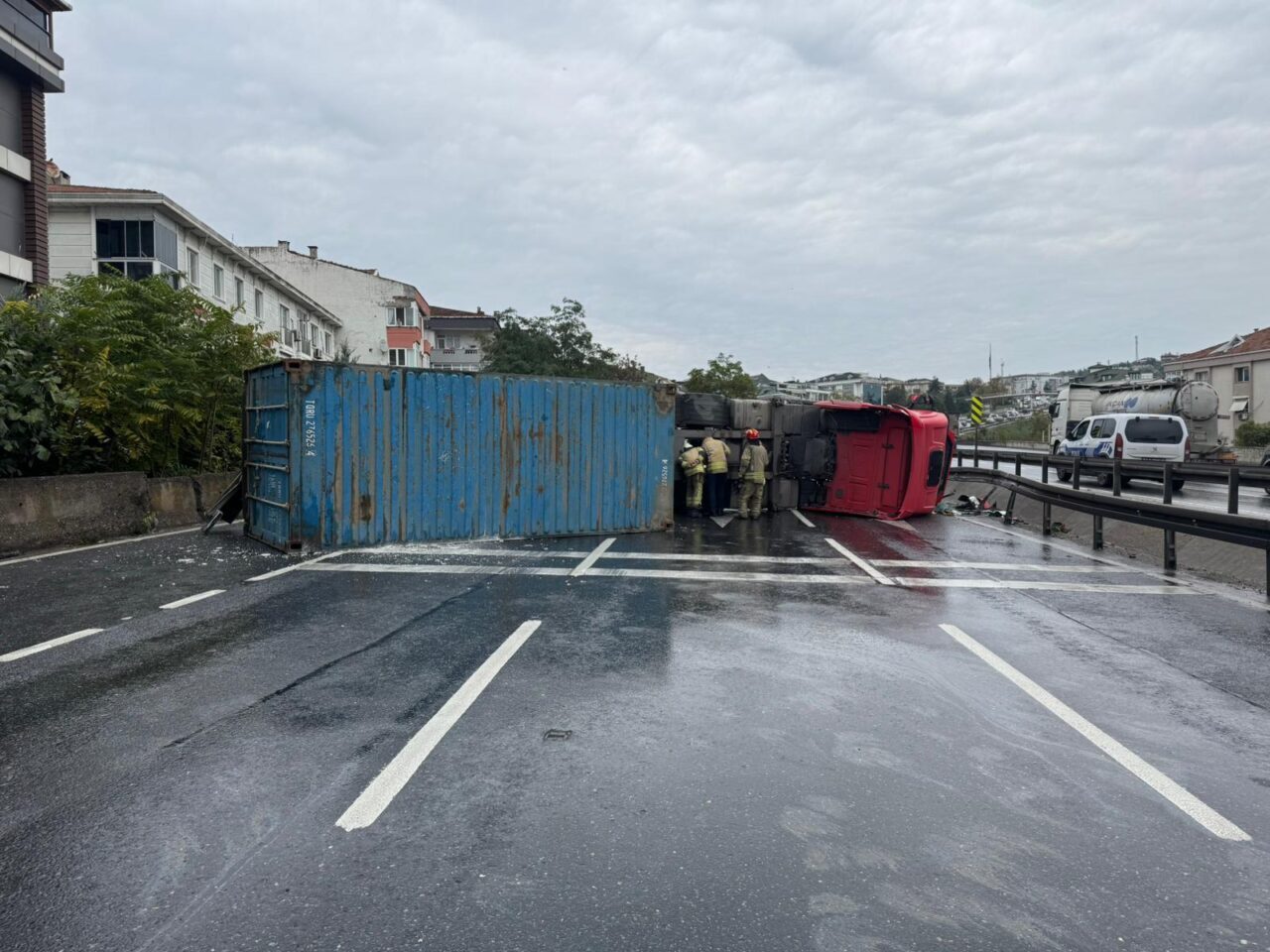 İstanbul'da D-100 kara yolu Büyükçekmece mevkisinde kontrolden çıkan tırın devrilmesi
