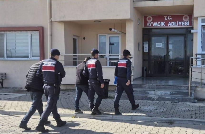 Çanakkale'de 48 yabancı uyruklunun yakalandığı operasyonlarda, göçmen kaçakçılığı yaptıkları iddiasıyla