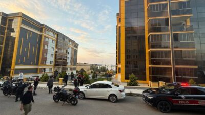 Çanakkale'de komşular arasında çıkan kavgada 1 kişi hayatını kaybetti.