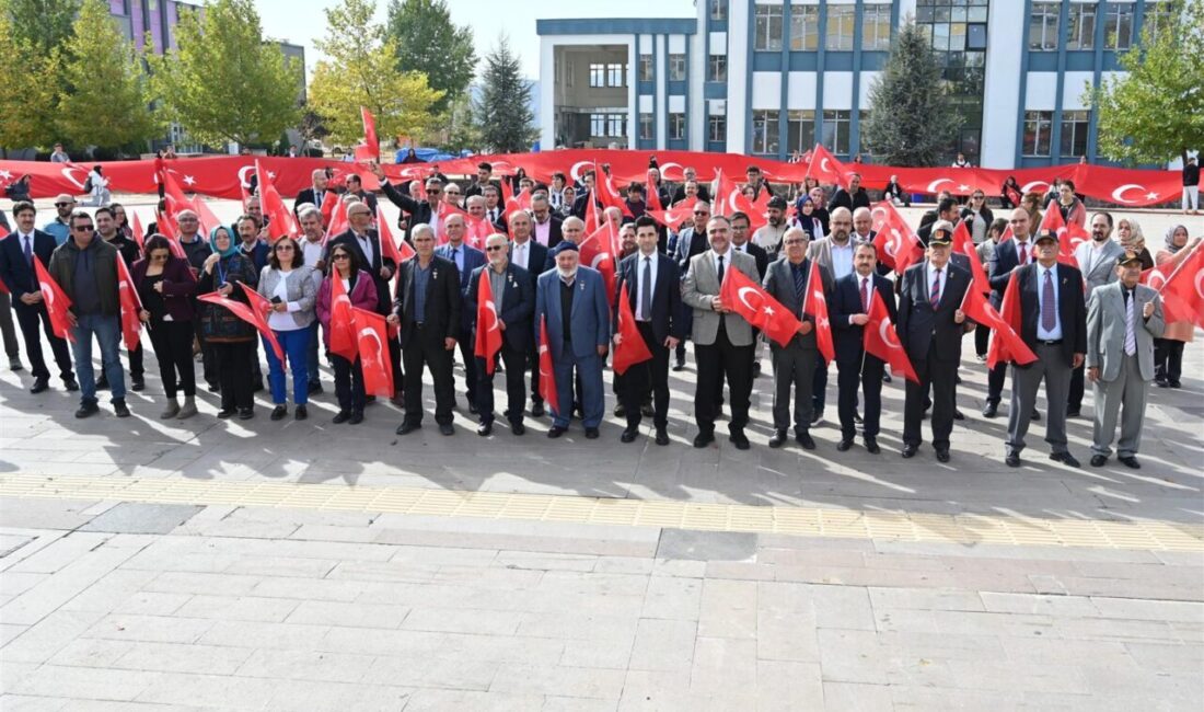 Çankırı Karatekin Üniversitesi'nde (ÇAKÜ) Cumhuriyet'in kuruluşunun 102. yılı 102 metrelik